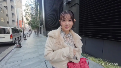 站立 · 微笑 · 半身特写 · 自然光 · 看向镜头 · 室外街道 · 毛绒外套 · 红色手提包