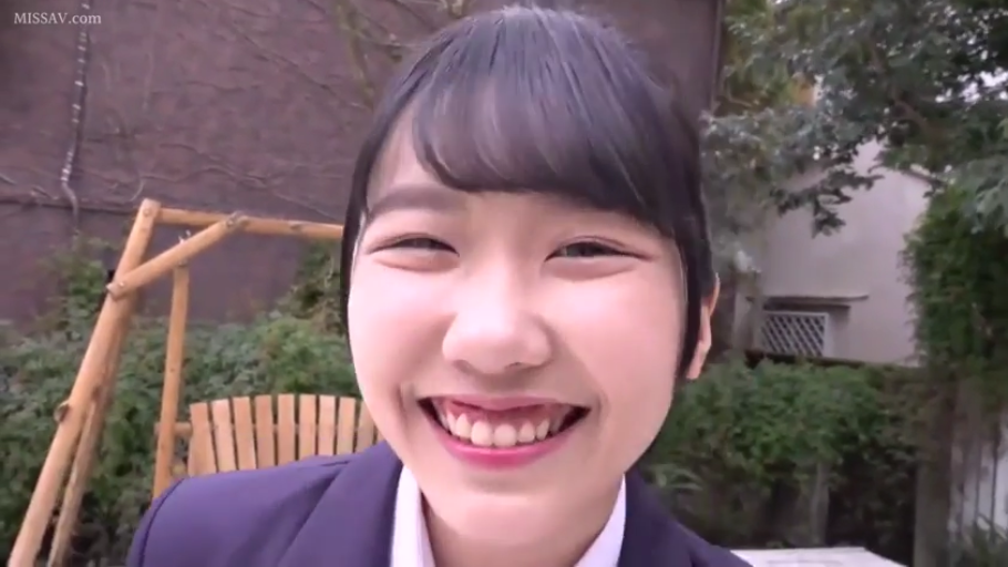 胸部 · 全裸 · 仰卧 · 床上 · 害羞 · 遮乳 · 微胖 · 心形枕头