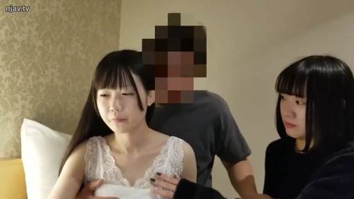 坐姿 · 胸部 · 卧室 · 羞涩 · 枕头 · 多人 · 抚摸 · 蕾丝吊带