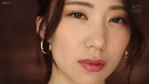 室内 · 面部特写 · 露肩