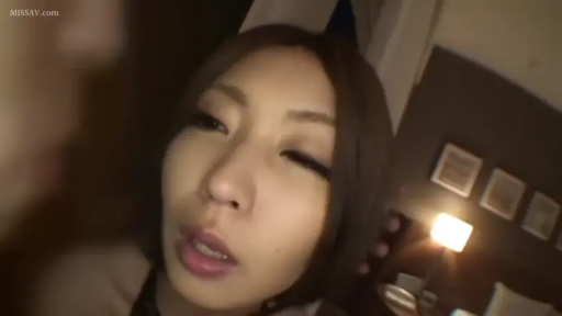 身をかがめる · 顔部のクローズアップ · 寝室 · 迷離 · デスクライト · 一人称視点 · 凝視 · 黑色吊带