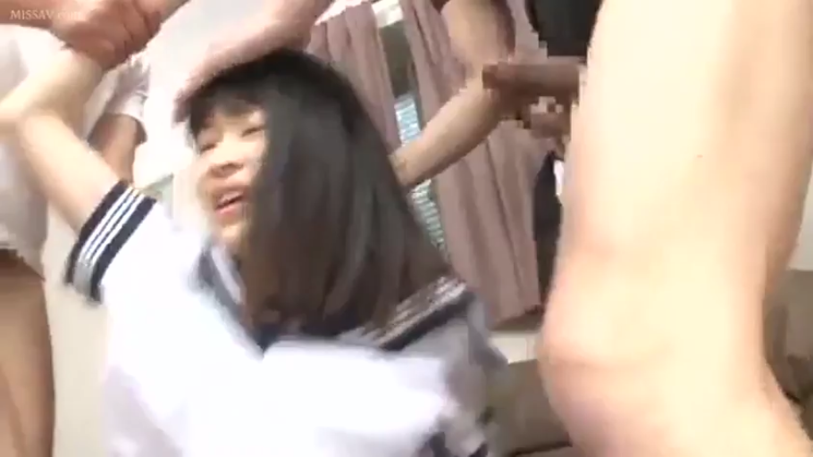 室内 · 微笑 · 注视 · 特写 · 正面 · 白色衣服 · 模糊图像