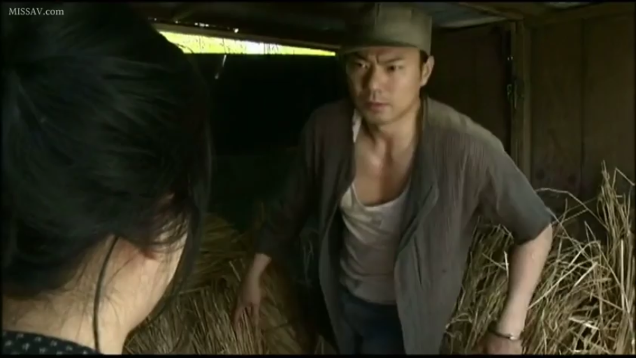 严肃 · 俯身 · 中景 · 剧情 · 对峙 · 稻草 · 谷仓 · 粗布旧衣