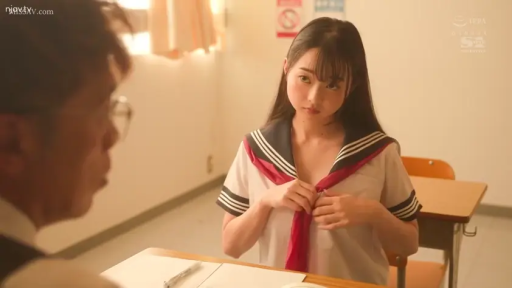 坐姿 · 教室 · 中景 · 课桌 · 诱惑 · 水手服 · 制服诱惑 · 解开衣领