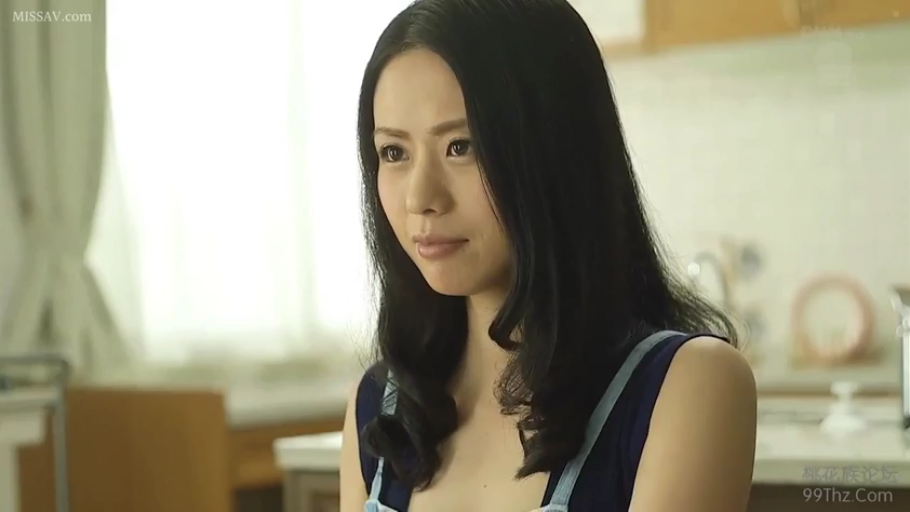 坐姿 · 平静 · 面部特写 · 厨房 · 凝视 · 熟女 · 蓝色无袖衫