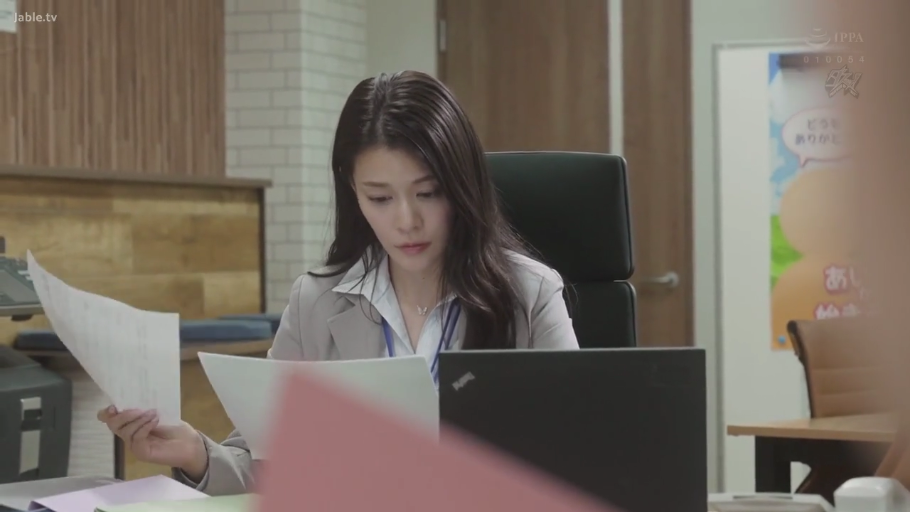 坐姿 · 专注 · 办公室 · 半身 · 职业装 · OL · 办公 · 文件