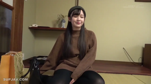 坐姿 · 和室 · 全景 · 微笑 · 静坐 · 棕色毛衣 · 亚洲女性 · 手提袋