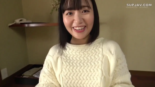 上半身特寫 · 室内房间 · 白色毛衣 · 对镜头微笑 · 齐刘海长发 · 甜美开心 · 正向端坐 · 背景座机