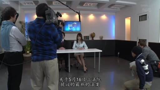 坐姿 · 严肃 · 职业装 · 剧情 · 远景 · 录制 · 演播室 · 摄像机