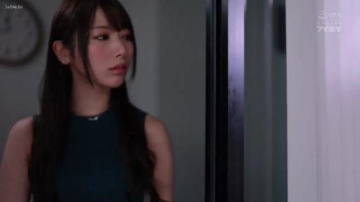 室內 · 憂鬱 · 臉部特寫 · 站立 · 側頭凝視 · 挂钟 · 非色情内容 · 深色无袖背心