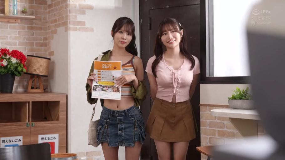 室内 · 站立 · 中景 · 露脐上衣 · 微笑 · 二人 · 海报 · 展示传单