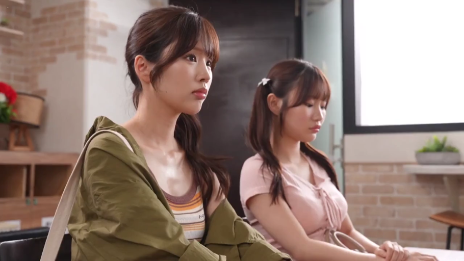 室内 · 坐姿 · 严肃 · 中景 · 双人 · 军绿色外套 · 倾听 · 单肩包