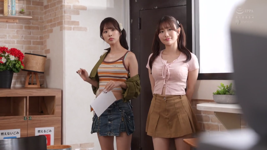 室内 · 中景 · 站姿 · 纸张 · 微笑 · 双人 · 短袖上衣 · 持纸对视