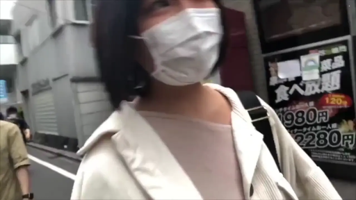 面部特写 · 行走 · 口罩 · 户外街道 · 街拍 · 街头漫步 · 白色外套配口罩