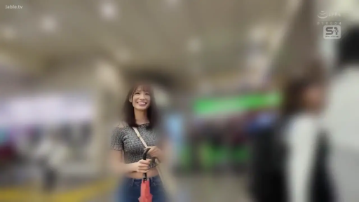 站立 · 中景 · 微笑 · グレー短袖 · 肩包 · 街拍 · 车站 · 拿伞