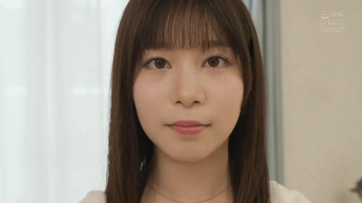 室内 · 平静 · 面部特写 · 白色上衣 · 注视 · 正对镜头