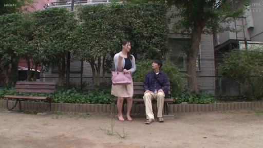 Stand · 特写 · Stare · Outdoor · 日常 · 黑色打底 · 撇嘴