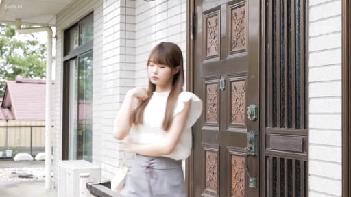 忧郁 · 站立 · 中景 · 白色荷叶边上衣 · 白天 · 住宅门口 · 白色挎包 · 调整背包