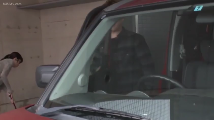 中景 · 弯腰 · 休闲装 · 偷窥视角 · 冷静 · 汽车 · 打扫 · 地下车库