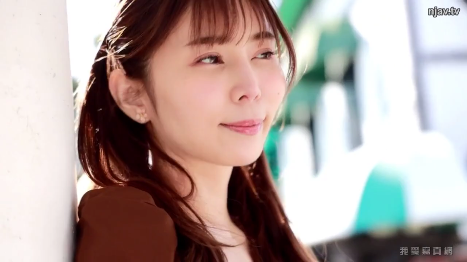 臉部特寫 · 微笑 · 户外 · 唯美 · 花朵耳饰 · 侧身倚靠 · 凝视远方 · 棕色衣服