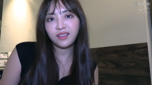 Indoor · Face · 注视镜头 · 黑色背心 · Forward Sitting Posture · 自拍视角 · 微露齿笑