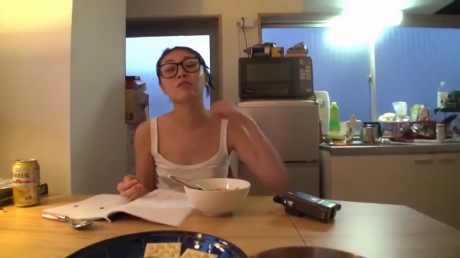 坐姿 · 饮料罐 · 中景 · 自然 · 居家 · 白色背心 · 厨房 · 用餐