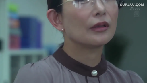 严肃 · 脸部 · 眼镜 · 办公室 · 站立 · 职业装 · 熟女 · 说话