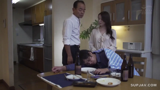 真剣 · 站立 · 中景 · 酒瓶 · プロット · 对视 · 餐厅 · 正装