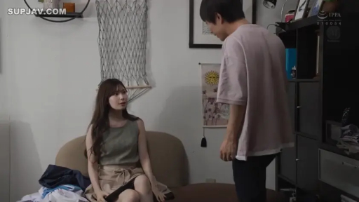 室内 · 坐姿 · 交谈 · 严肃 · 中景 · 沙发 · 休闲装 · 日本