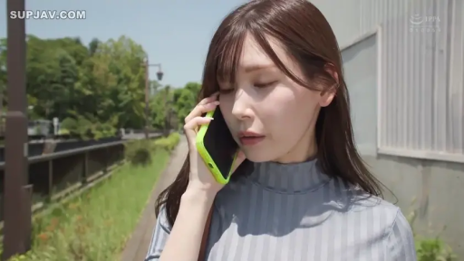 憂鬱 · 站姿 · 面部特寫 · 高领上衣 · 手机 · 长发 · 打電話 · 户外街道