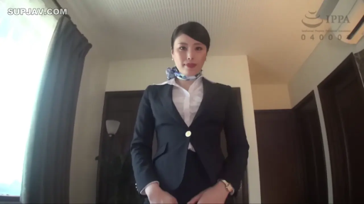 室内 · 严肃 · 站立 · 中景 · 凝视 · 熟女 · 空姐制服