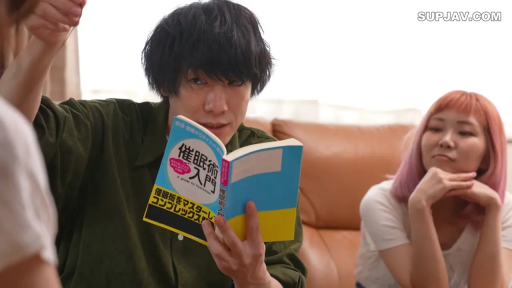 室內 · 坐姿 · 臉部特寫 · 熟女 · 忧虑 · 倾听 · 條紋T恤