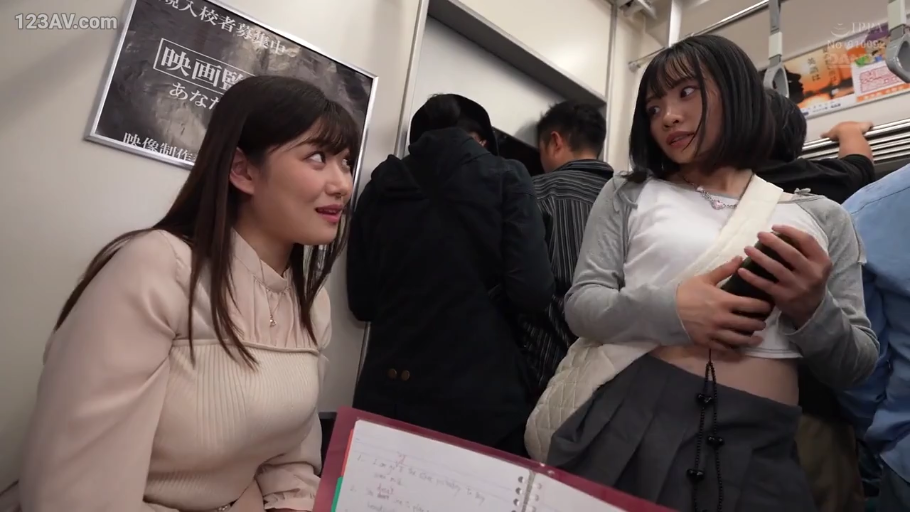 交谈 · 站立 · 中景 · 自然 · 手机 · 地铁 · 休闲服