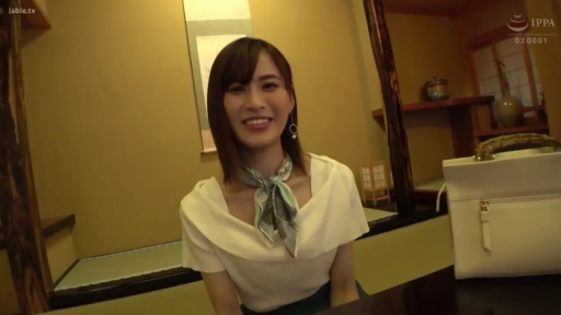 顔のクローズアップ · 室内和室 · 温柔微笑 · 正面坐姿 · 印花丝巾 · 白いオフショルダートップ · 对视镜头 · 気質熟女