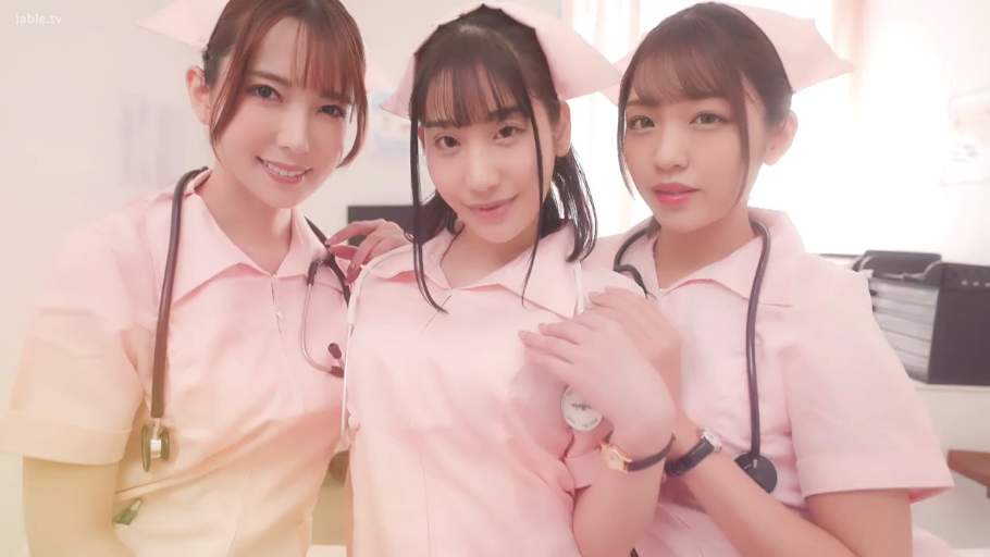 室内 · 站姿 · 微笑 · 半身 · 多人 · 粉色护士服 · 听诊器 · 合影