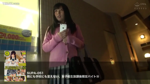 全身 · 站立 · 平静 · 黑色提包 · 操作手机 · 街拍风格 · 粉色开衫与格纹裙 · 夜间户外