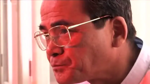 Indoor · Serious · Glasses · Close-up of the face · white shirt · Gaze · Side face · 中年男性