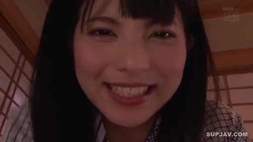 俯身 · 臉部特寫 · 第一人稱視角 · 和室 · 微笑 · 格纹衬衫 · 開朗