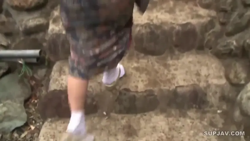 行走 · 足部 · 户外 · 偷拍視角 · 裙子 · 爬楼梯