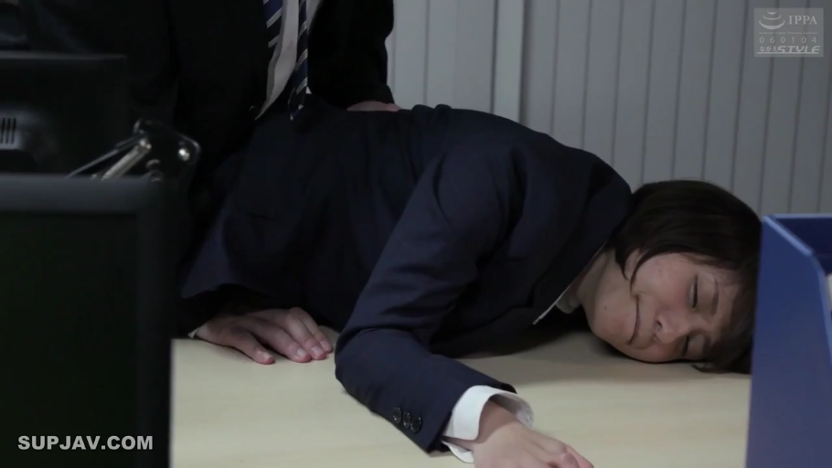 顔 · 办公室 · 性行為 · オフィスデスク · 目を閉じて · OL · スーツ · 趴在桌子上
