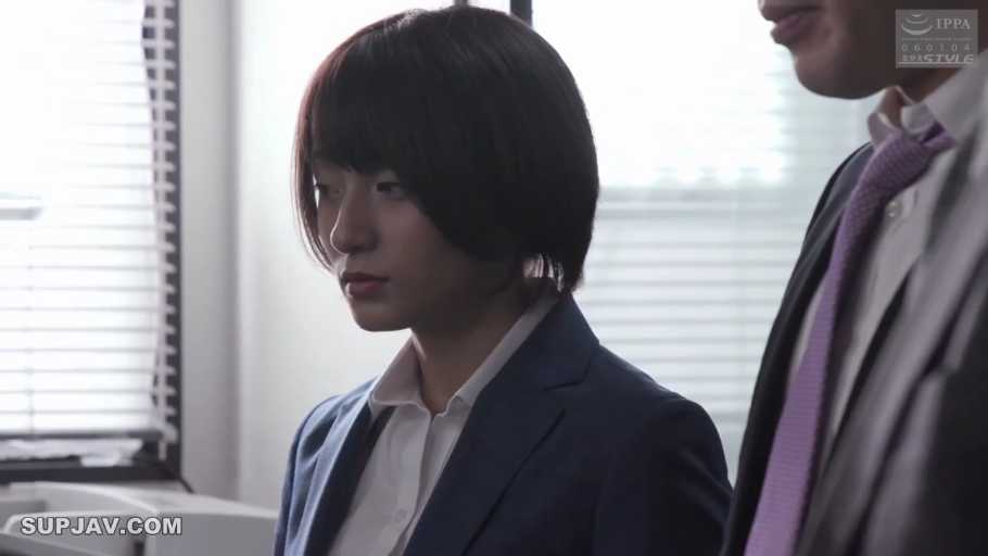 严肃 · 办公室 · 站立 · 面部特写 · 职业装 · 短发 · 打印机 · 聆听