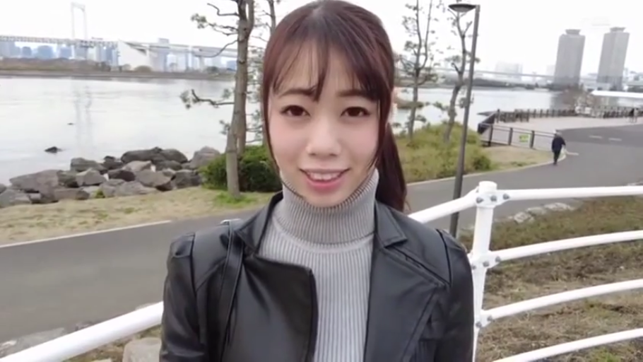 羞涩 · 中景 · 沙发 · 客厅 · 舔阴 · 开腿坐姿 · 粉色毛衣 · 散落的内裤