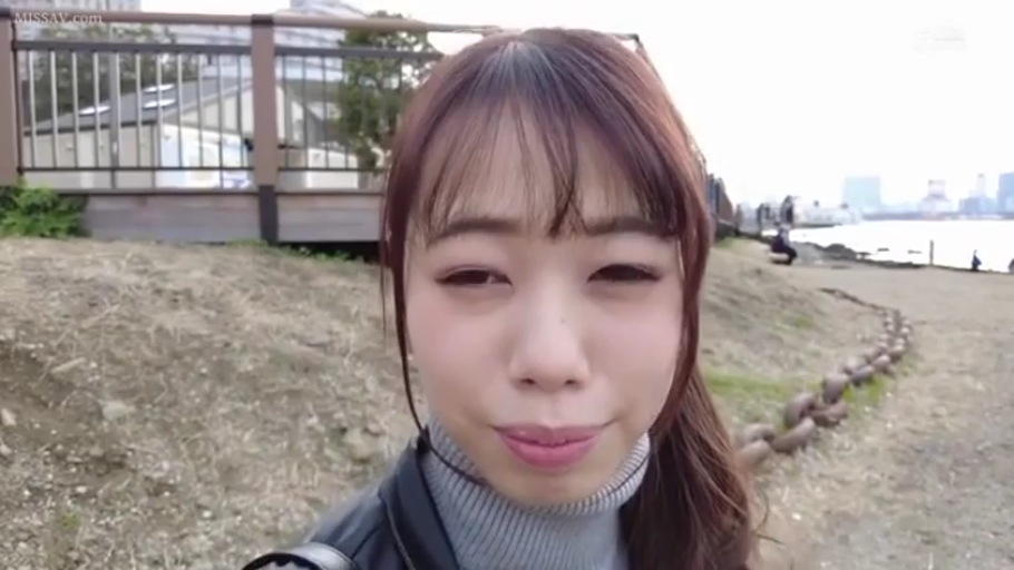 专注 · 全裸 · 枕头 · 臀部特写 · 床上 · 近景 · 舔弄臀部 · 跪卧姿