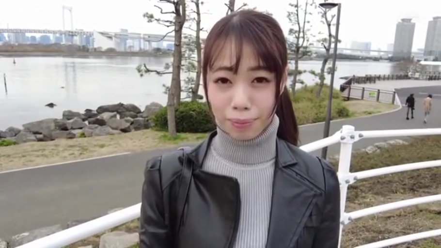 坐姿 · 严肃 · 办公室 · 电脑 · 半身特写 · 白色荷叶边上衣 · 工作 · 职业女性
