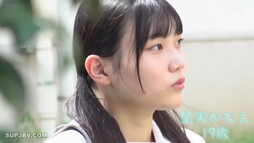 户外 · 水手服 · 侧脸特写