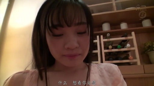 坐姿 · 第一人称视角 · 面部特写 · 粉色上衣 · 说话 · 酒架 · 略显羞涩 · 室内酒架前