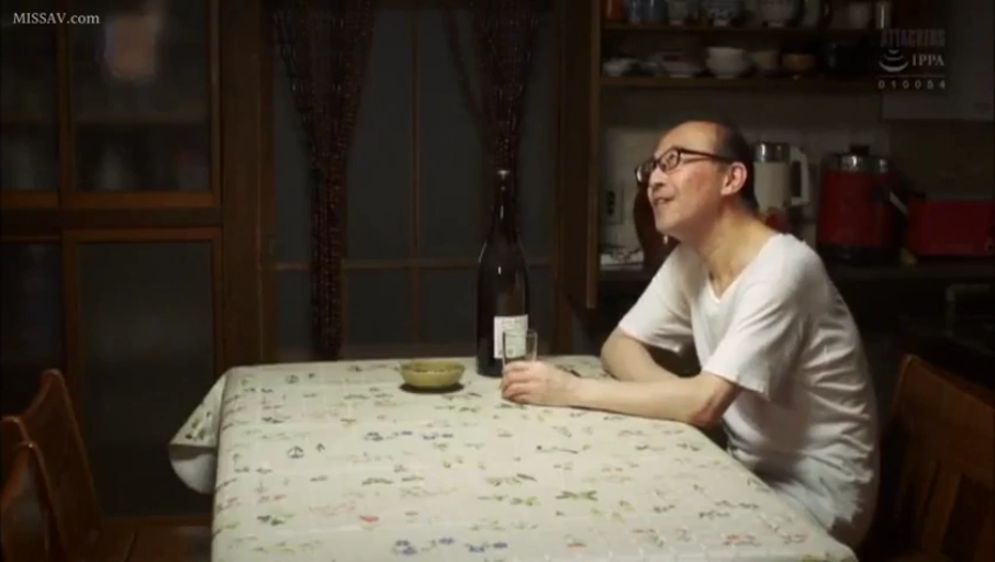 坐姿 · 白色短袖 · 微笑 · 酒瓶 · 餐厅 · 饮酒 · 中老年男性