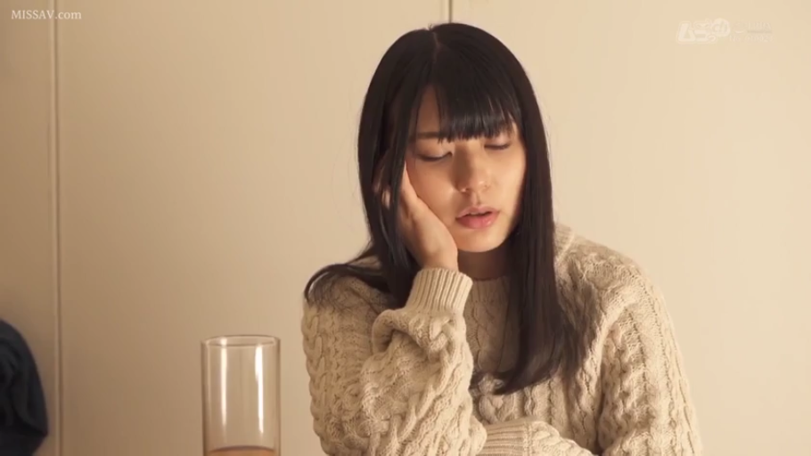 Indoor · 上半身 · 托腮 · Beige sweater · 发呆 · 玻璃杯 · 黑长直 · 眼神迷离