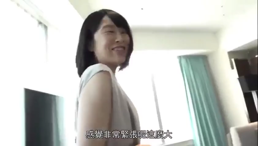 交谈 · 卧室 · 全景 · 盆栽 · 并排坐 · 休闲服饰 · 冷静 · 两人