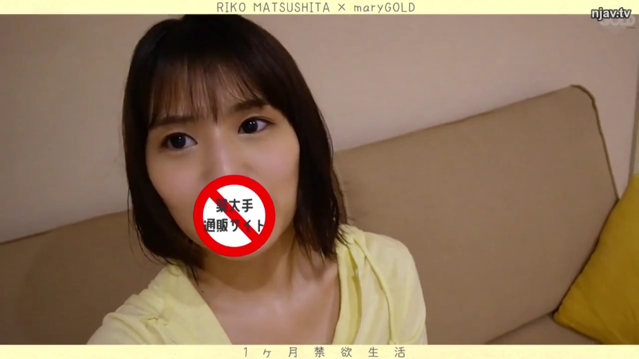 坐姿 · 沙发 · 自然 · 客厅 · 面部特写 · 注视 · 短发 · 黄色卫衣